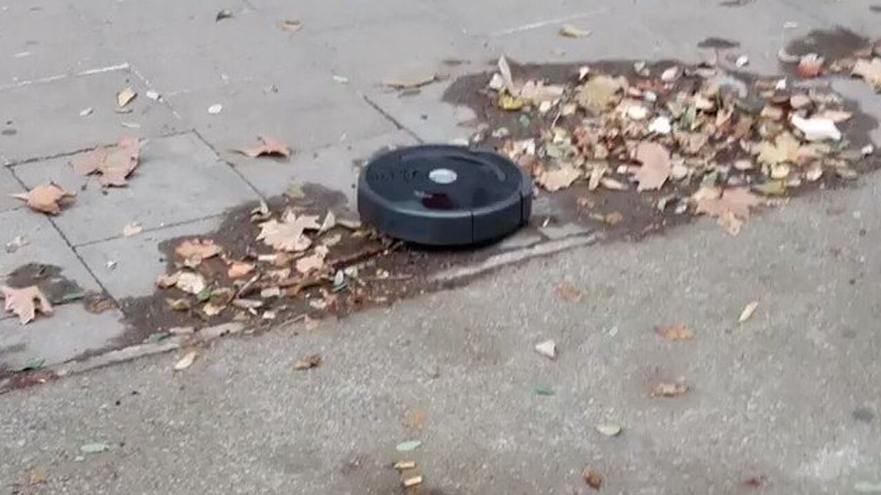 robotstofzuiger ontstnapt en gaat buiten schoonmaken