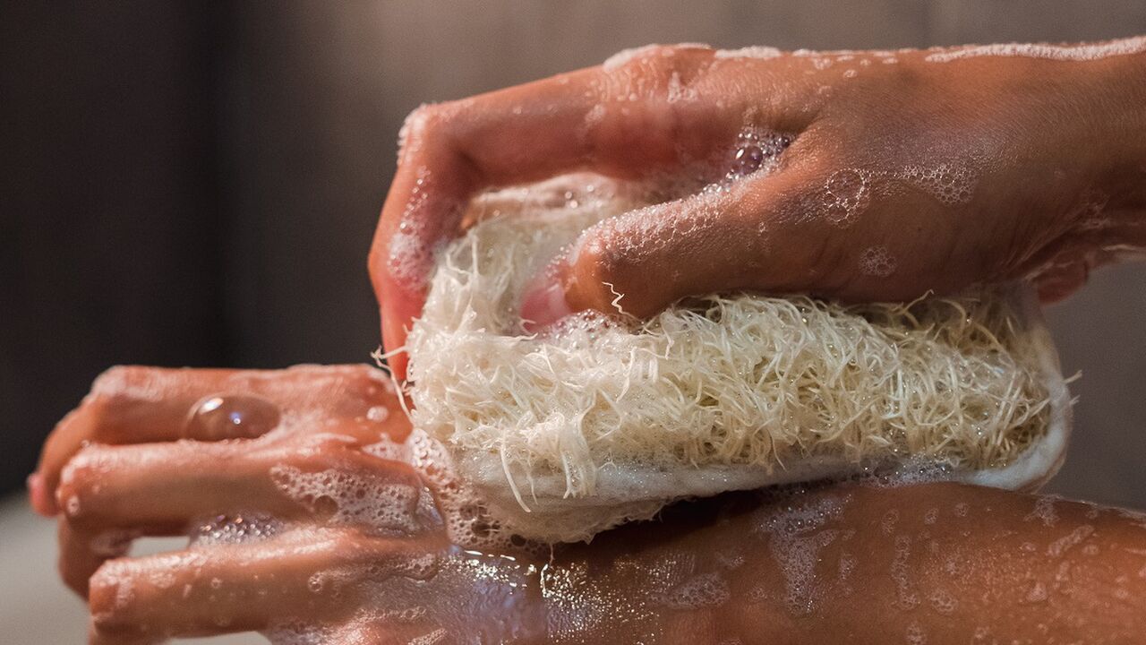 Dermatologen geven antwoord Is het beter om 's ochtends of 's avonds te douche (2)