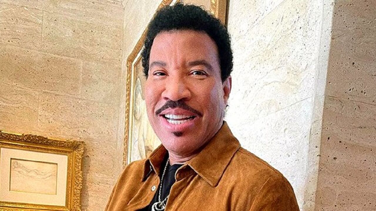 Lionel Richie vertelt hoelang hij het tegenwoordig volhoudt in bed en het is niet 'All Night Long'