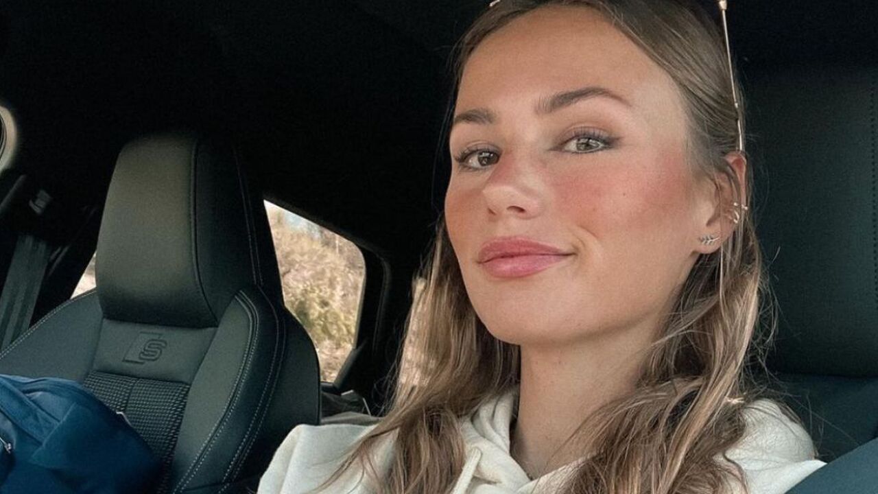 Puck Moonen geniet van haar vakantie tussen de pinguïns