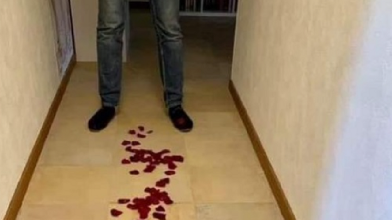 Vrouw legt pad met rozenblaadjes door het huis, maar wat de man dan tegenkomt...