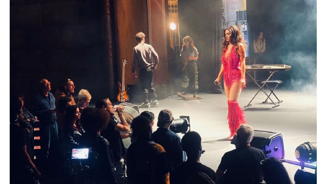 Yolanthe danst erop los in een heel pikant pakje en deelt het op Instagram