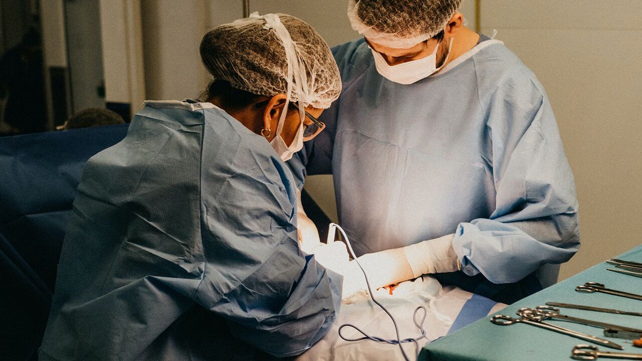 Dit is het gemiddelde salaris van een chirurg in Nederland