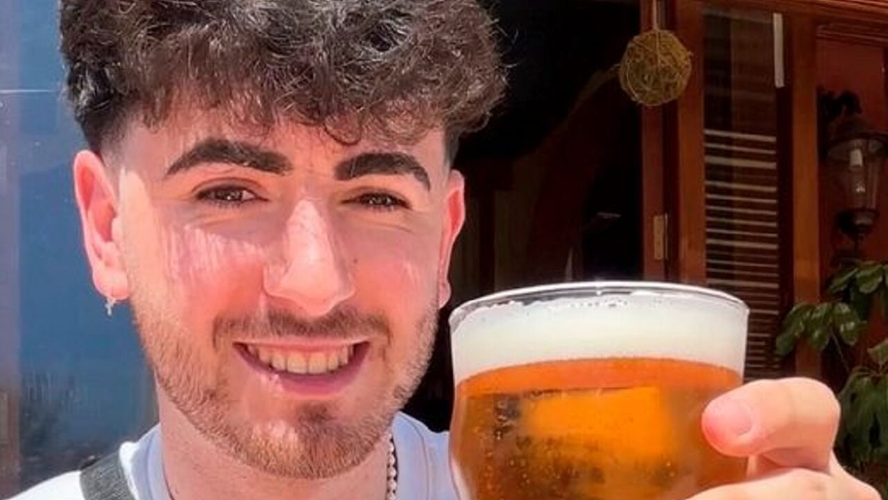 In plaats van een kratje koopt jongeman (22) van dat geld een ticket naar Ibiza én een biertje in de zon