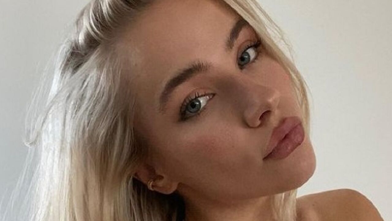 Juultje Tieleman ligt in bikini te genieten van haar vakantie