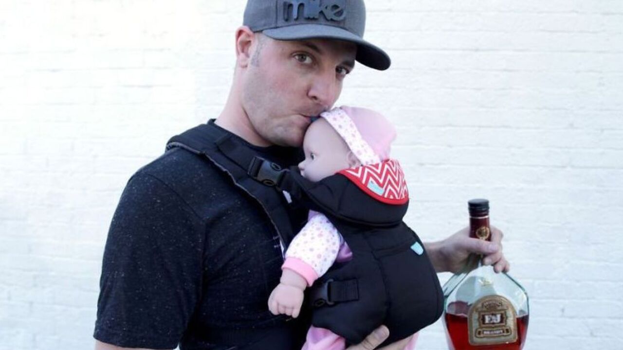 man maakt van baby-pop een geheime drankfles
