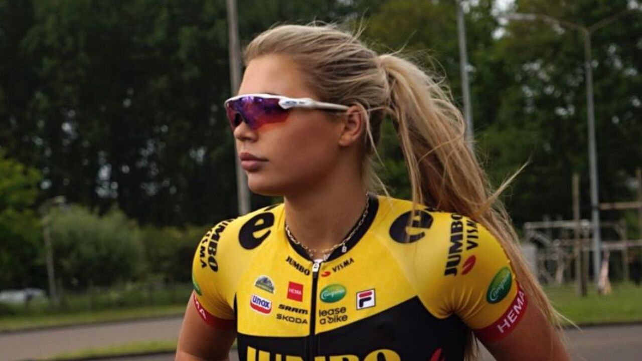 Jutta Leerdam steelt de show met kort schaatspakje