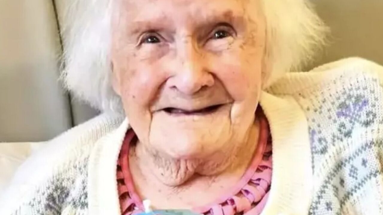 108-jarige vrouw legt haar geheim uit voor een lang leven honden, geen kinderen