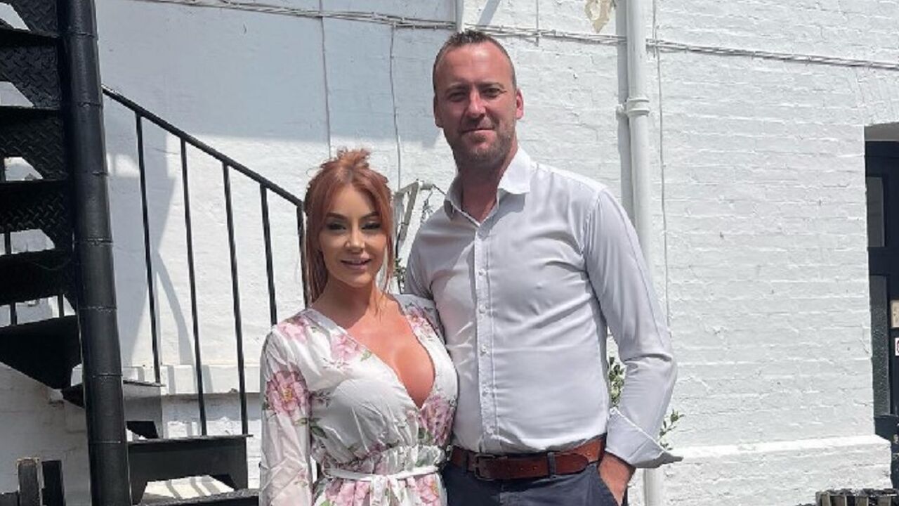 Britse man laat zijn vriendin het bed delen met andere mannen