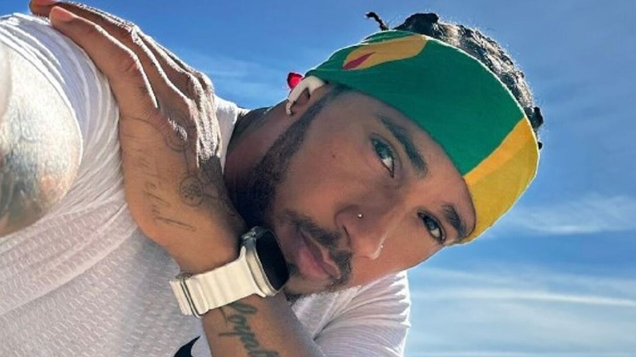 Lewis Hamilton showt bizarre surfskills op Instagram