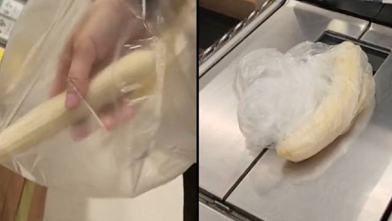 Man pelt zijn bananen voordat hij ze weegt om geld te besparen