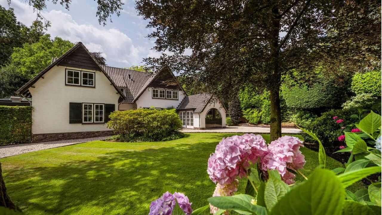 Paul de Leeuw villa te koop
