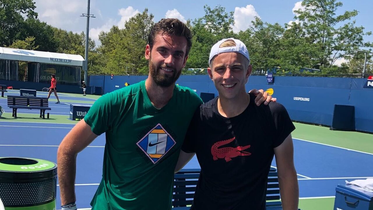 Tallon Griekspoor samen met een vriend op de tennisbaan