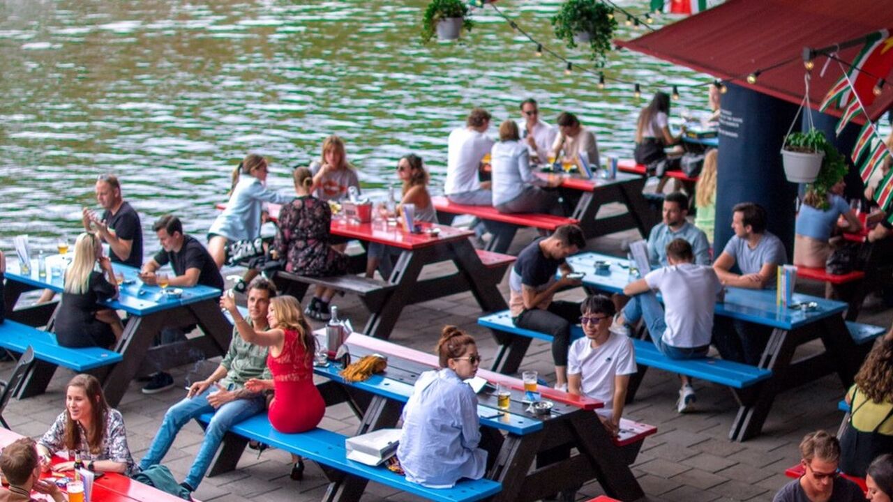 terrassen aan het water amsterdam met zon