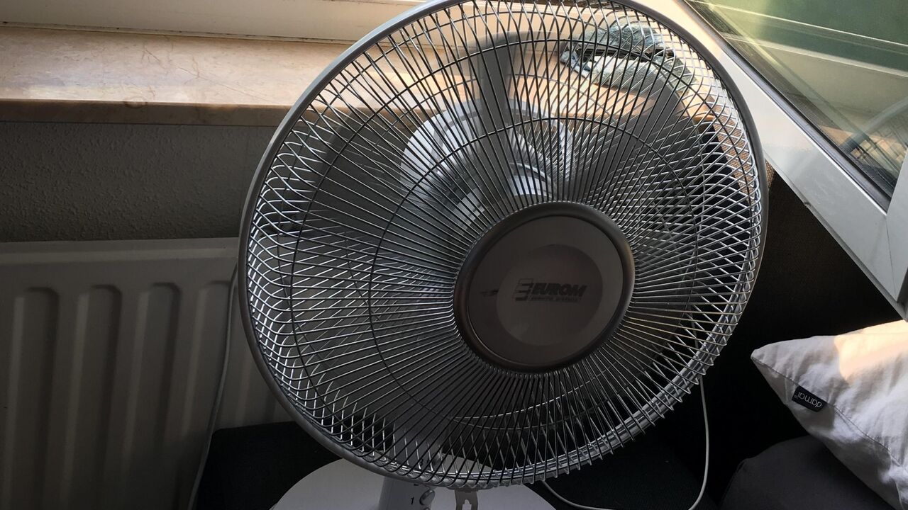 ventilator voor het raam zetten