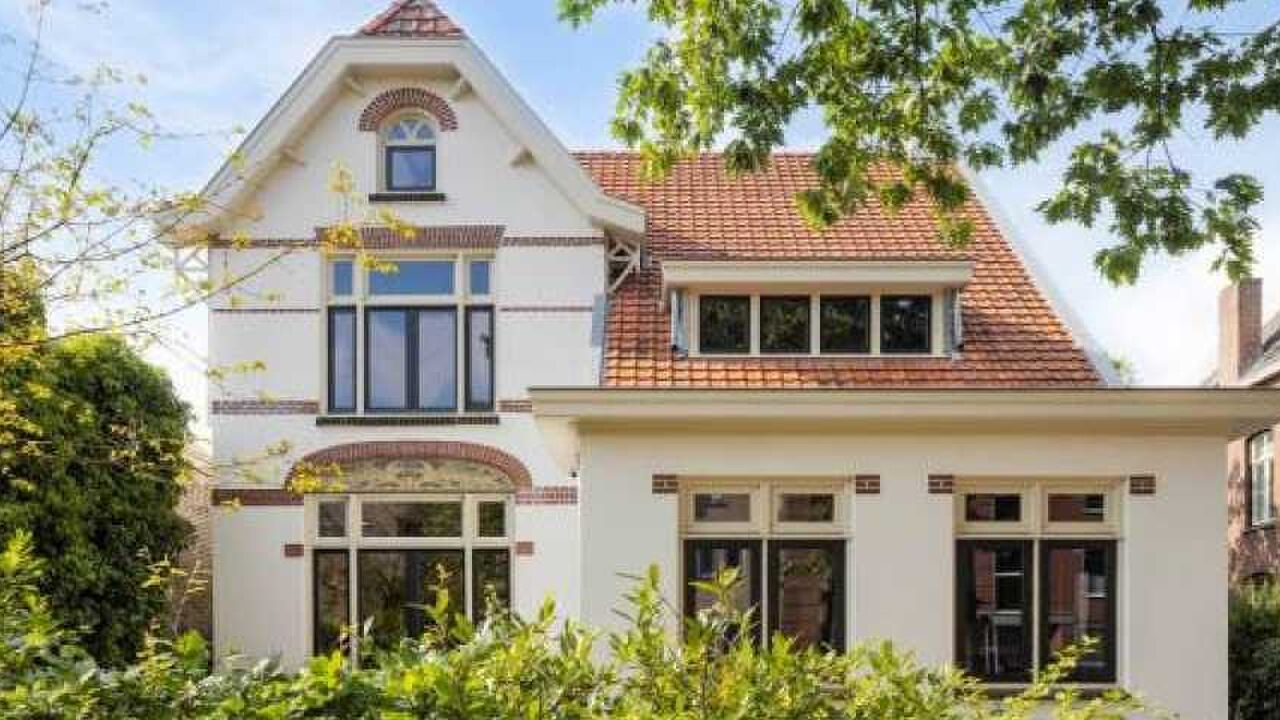 Illustratie voor: Binnenkijken: PSV-spits Luuk de Jong koopt prachtige villa in Eindhoven voor €1,77 miljoen