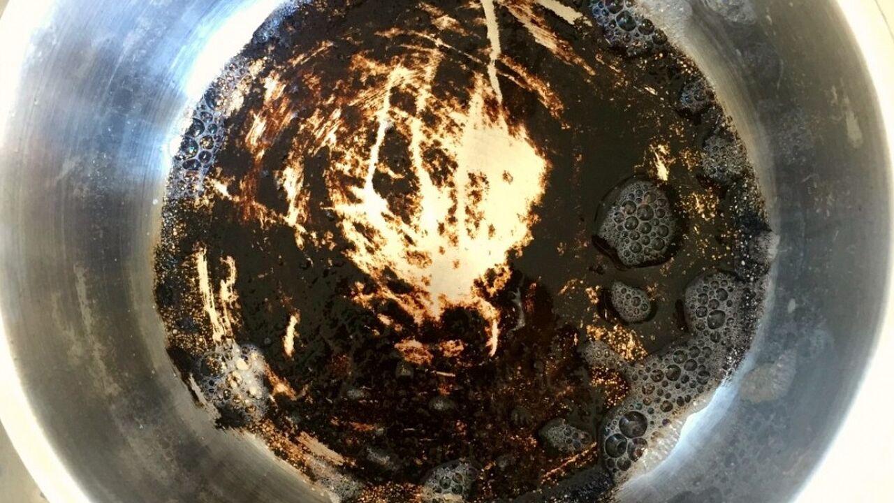 hoe aangebrande pan schoonmaken truc