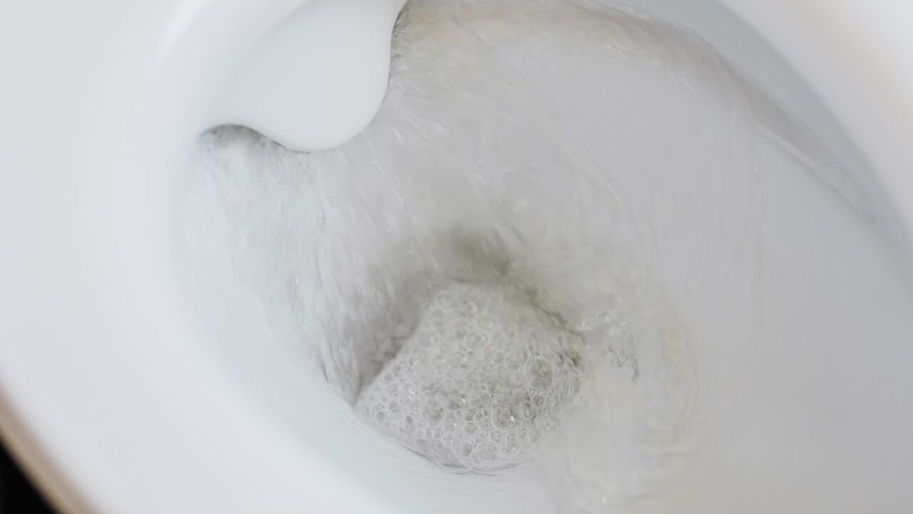 hoe bruine aanslag in wc weg wat gebruiken