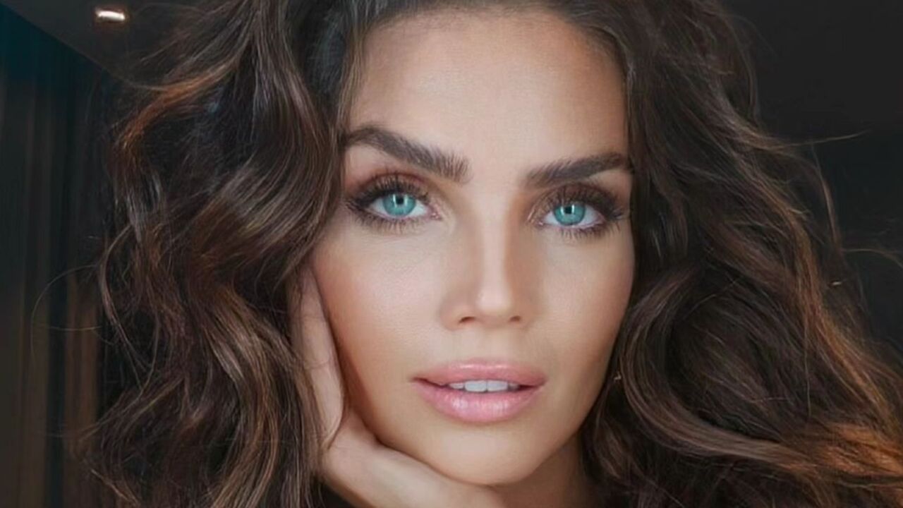 Illustratie voor: Kim Feenstra showt verschil op Instagram: “Mama op set vs. Mama thuis”