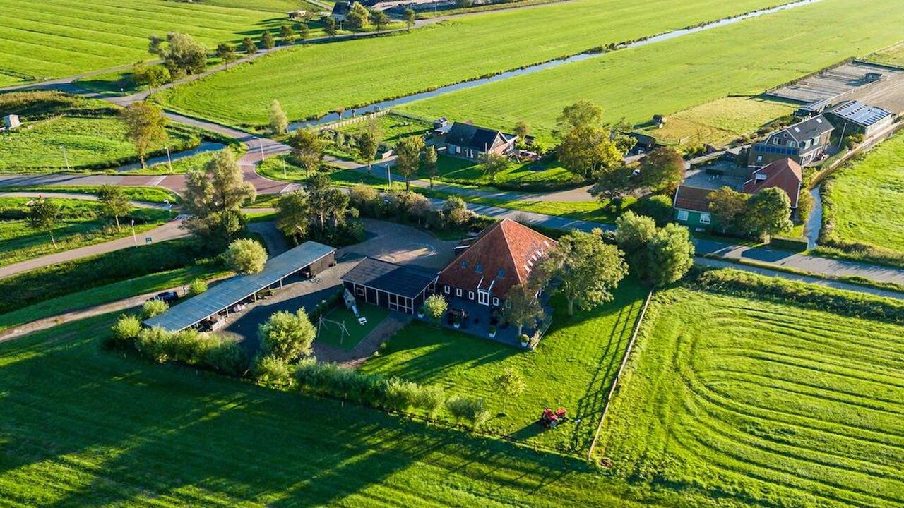 Illustratie voor: Funda droomwoning: woonboerderij op 20 min. van Amsterdam én naast de golfbaan