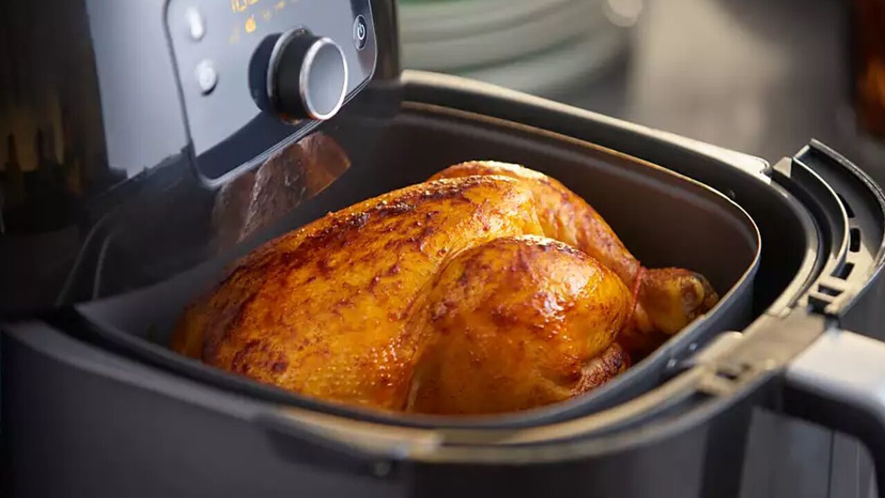 vieze airfryer schoonmaken met citroensap