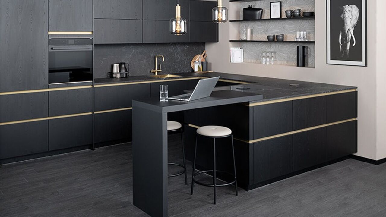 Zwarte moderne keuken