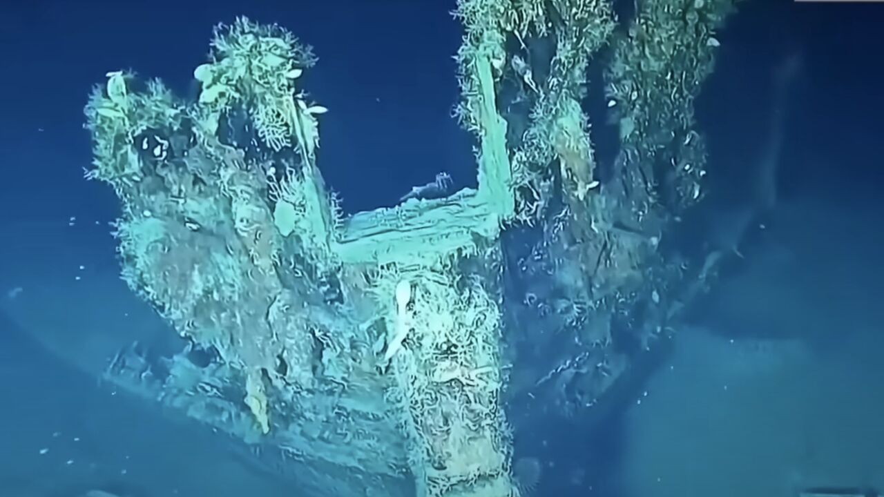 scheepswrak op de bodem van oceaan