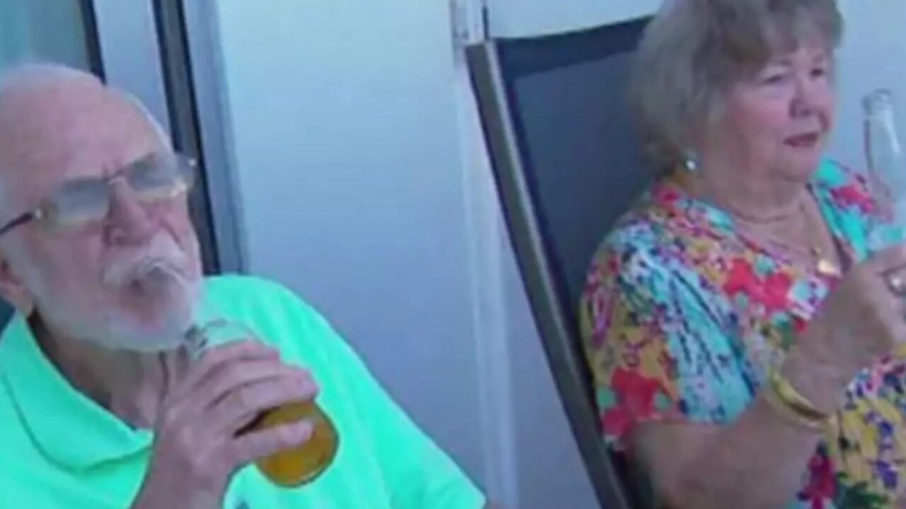 koppel pensioen op cruise schip vakantie