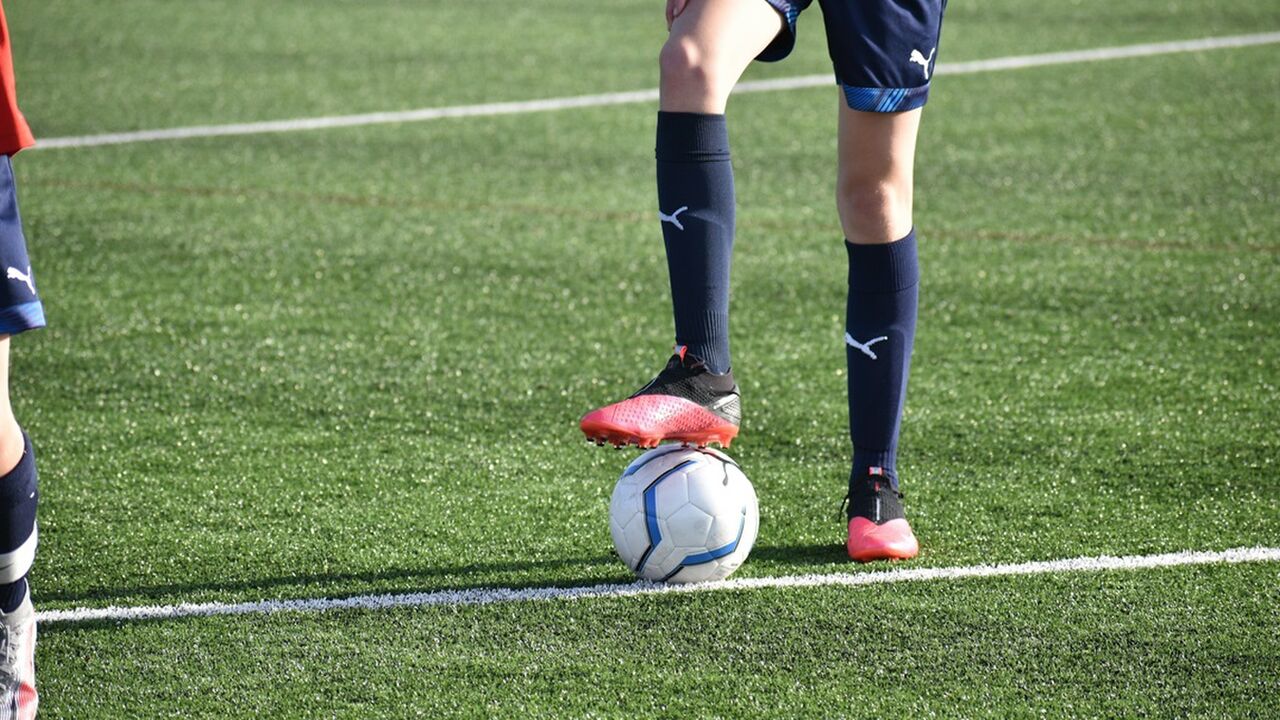 Illustratie voor: Van materiaalman tot fysio in het voetbal: de gemiddelde salarissen op een rij