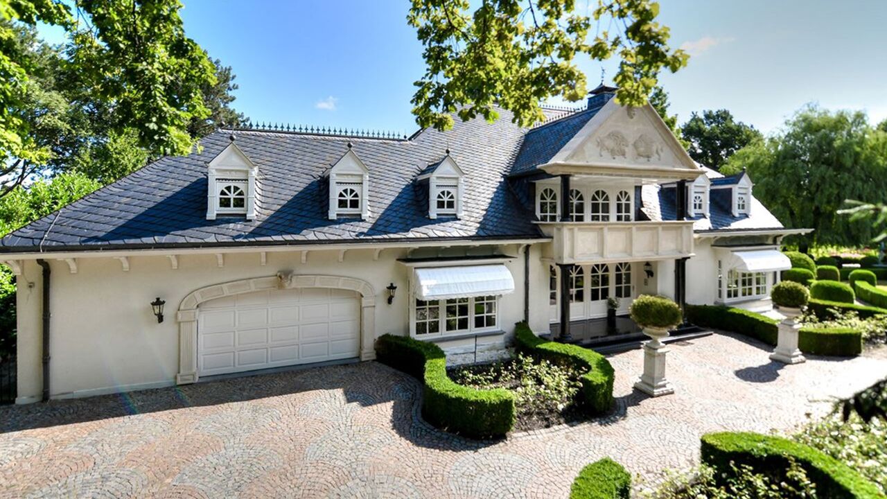Illustratie voor: Extreem luxe villa (€2.795.000,-) trekt de aandacht op Funda: ‘Kasteel van Versailles’