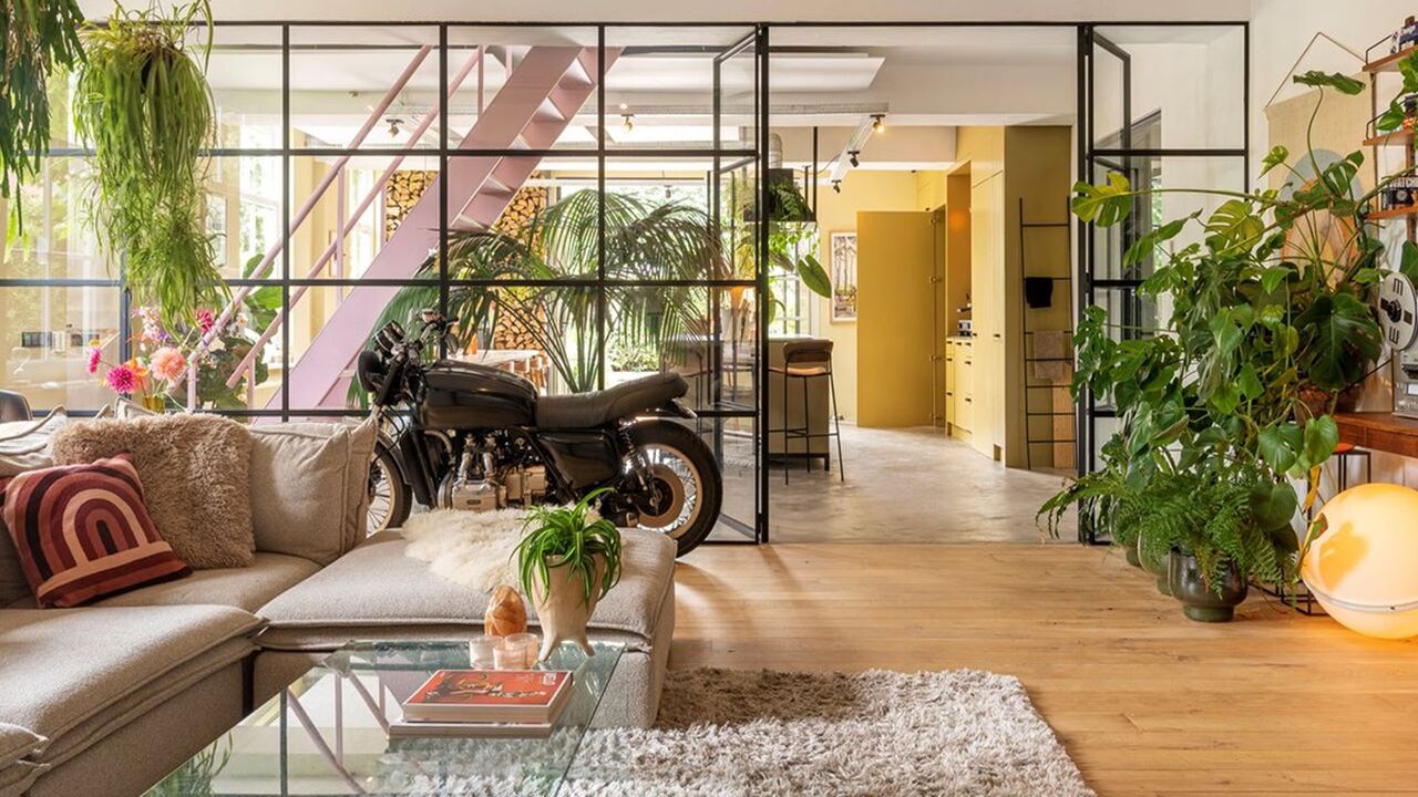 Illustratie voor: Héél fijn op Funda: stijlvolle villa in Huizen past zo in een woonmagazine