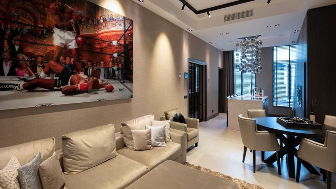 Illustratie voor: Ajax-speler Steven Bergwijn zet penthouse aan de P.C. Hooftstraat te huur voor bijna €10.000 per maand
