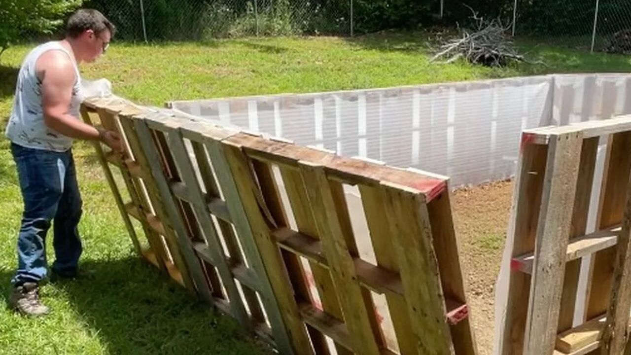 man bouwt zwembad van pallets