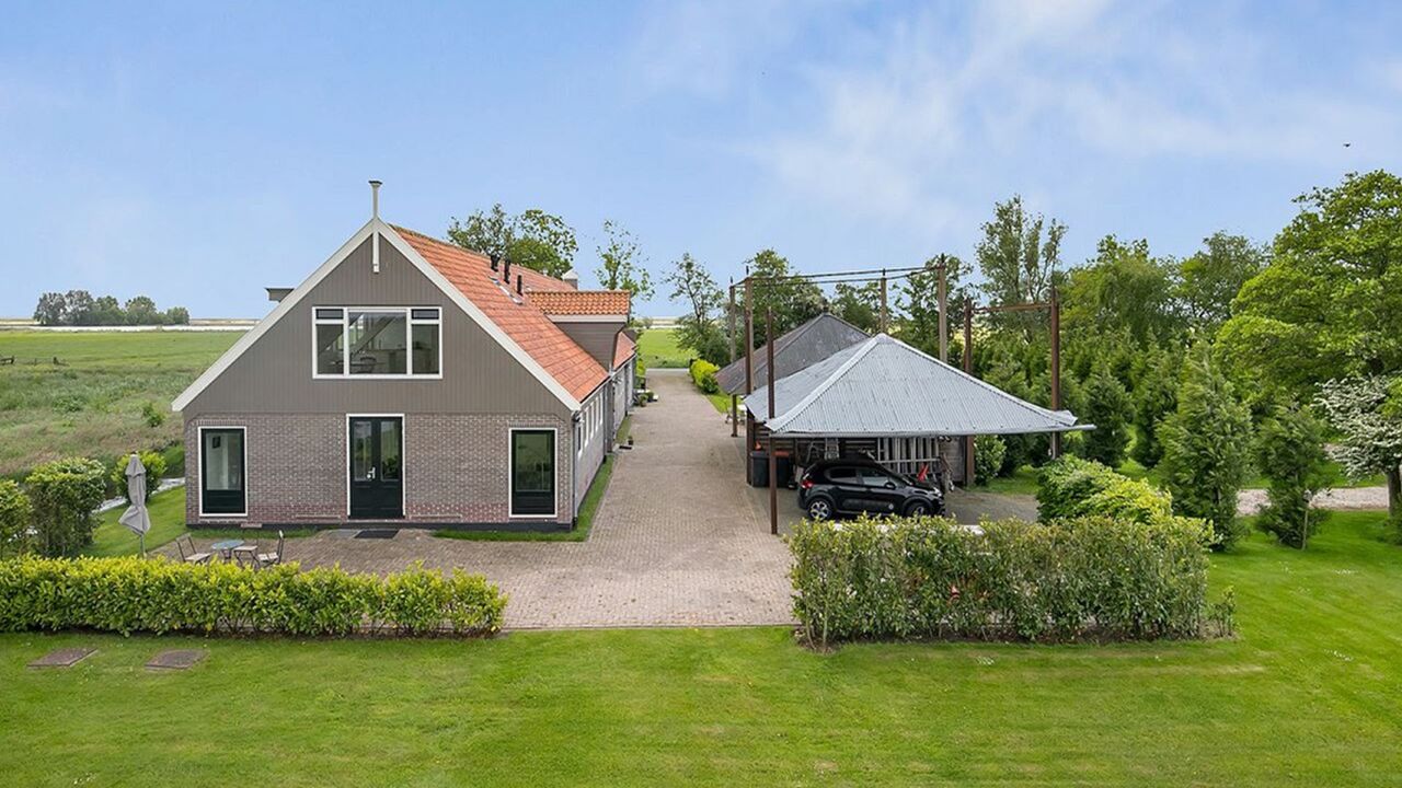Illustratie voor: Nederlandse tv-persoonlijkheid zet woonboerderij te koop, verwacht een winst van € 500.000,-