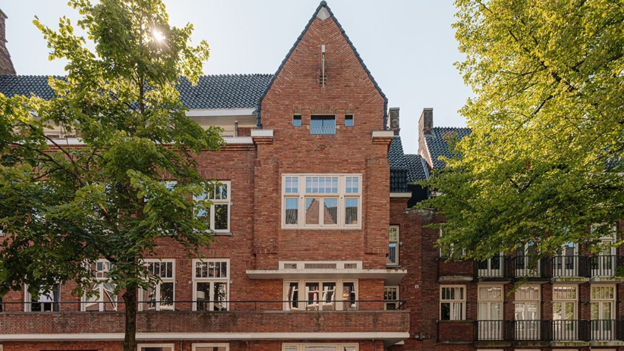 Illustratie voor: Rondleiding: Marieke Elsinga zet haar prachtige woning in Amsterdam te koop