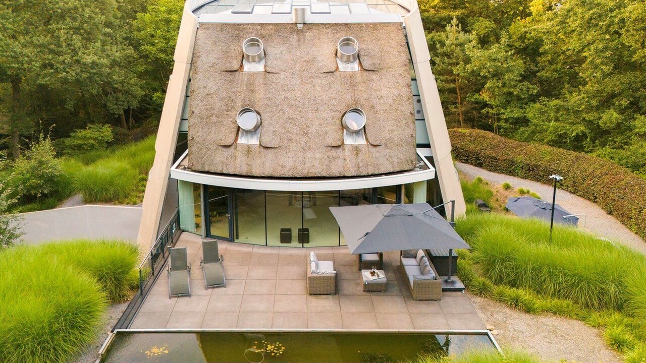 Illustratie voor: Funda-knaller: James Bond-achtige villa staat te koop voor een bizarre € 3.5 miljoen
