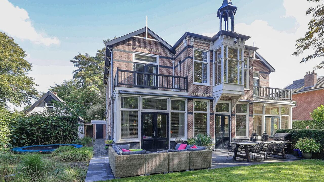 Illustratie voor: Rondleiding: Sonja Bakker zet oogverblindende villa in Bergen te koop en hoopt op megawinst