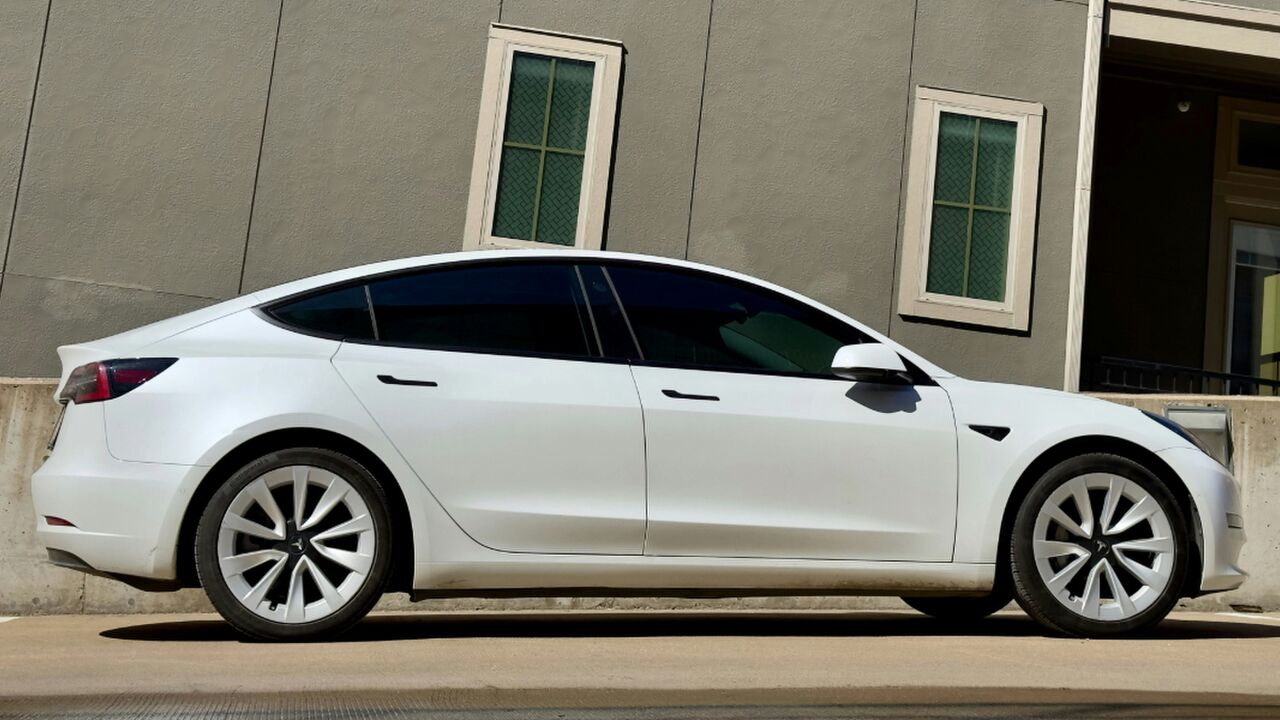 Illustratie voor: Tesla-eigenaar rijdt 250.000 km in vijf jaar tijd, en dit gebeurde er met de batterijcapaciteit