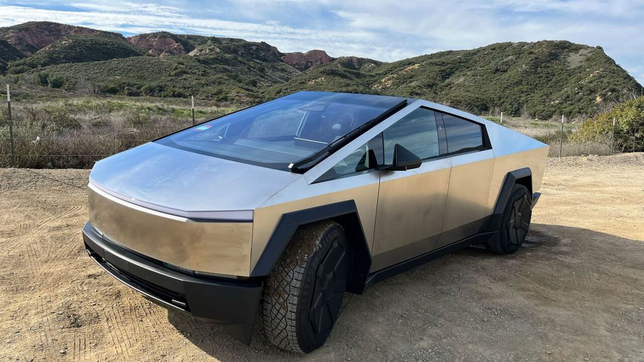 Illustratie voor: Select aantal volledig elektrische Tesla Cybertrucks kunnen vanaf nu zelfstandig rijden