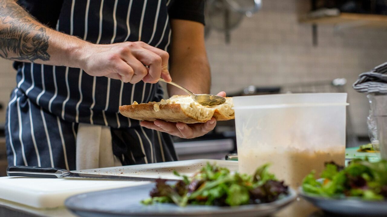 hoeveel geven nederlanders gemiddeld uit in restaurants uit eten