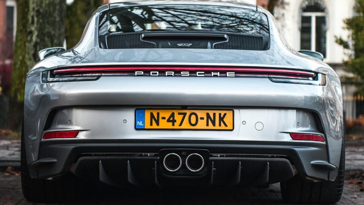 Een auto van Porsche, geparkeerd in Amsterdam, waar iemand veel wegenbelasting betaalt