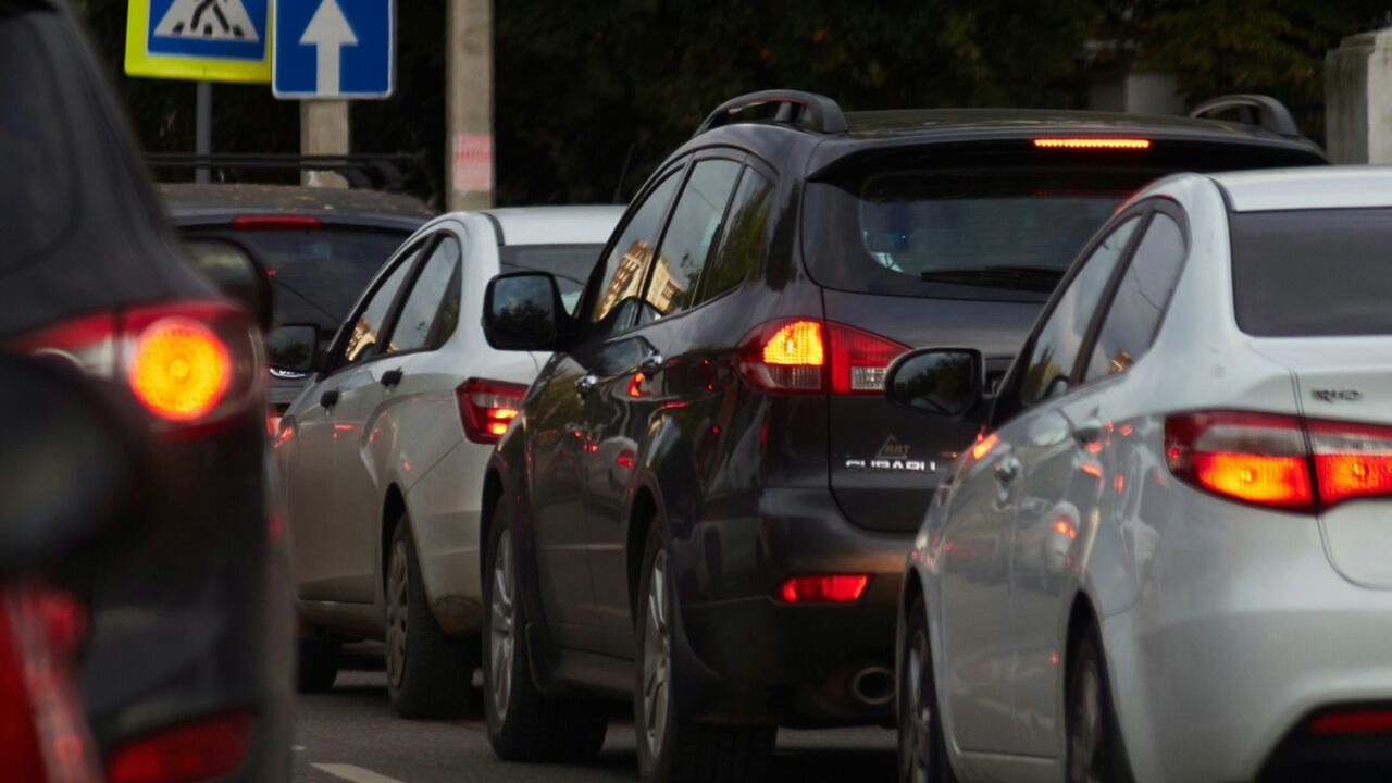 Illustratie voor: Waarom files langer worden door elektrische auto’s