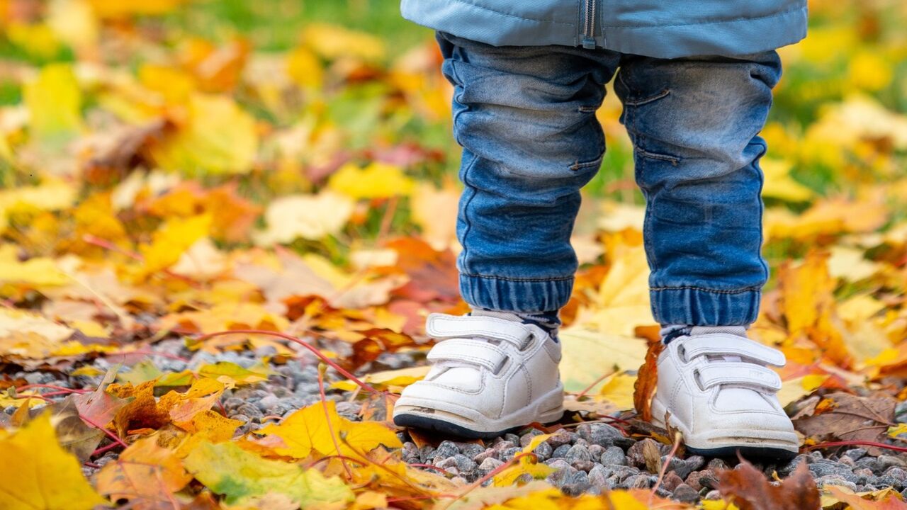 Airtag in schoenzool kinderen locatie in de gaten houden
