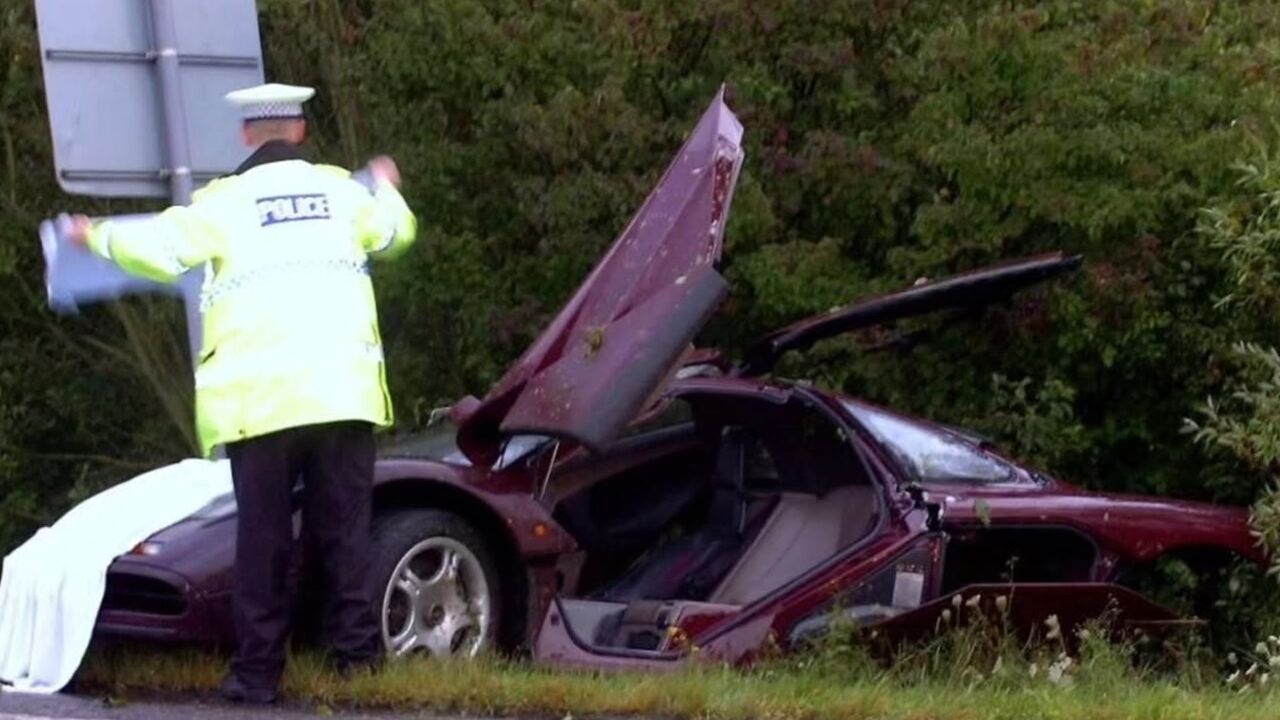 Rowan Atkinson Rowan Atkinson crasht twee keer met zijn auto, maar verkoopt hem alsnog met $ 11 miljoen winst verkoopt auto voor 11 miljoen