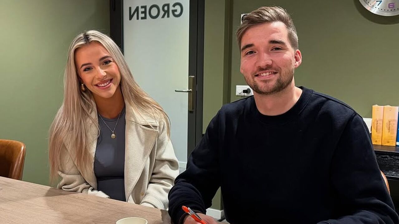 Gio Latooy en zijn vriendin tekenen een contract omtrent hun woning in Dubai