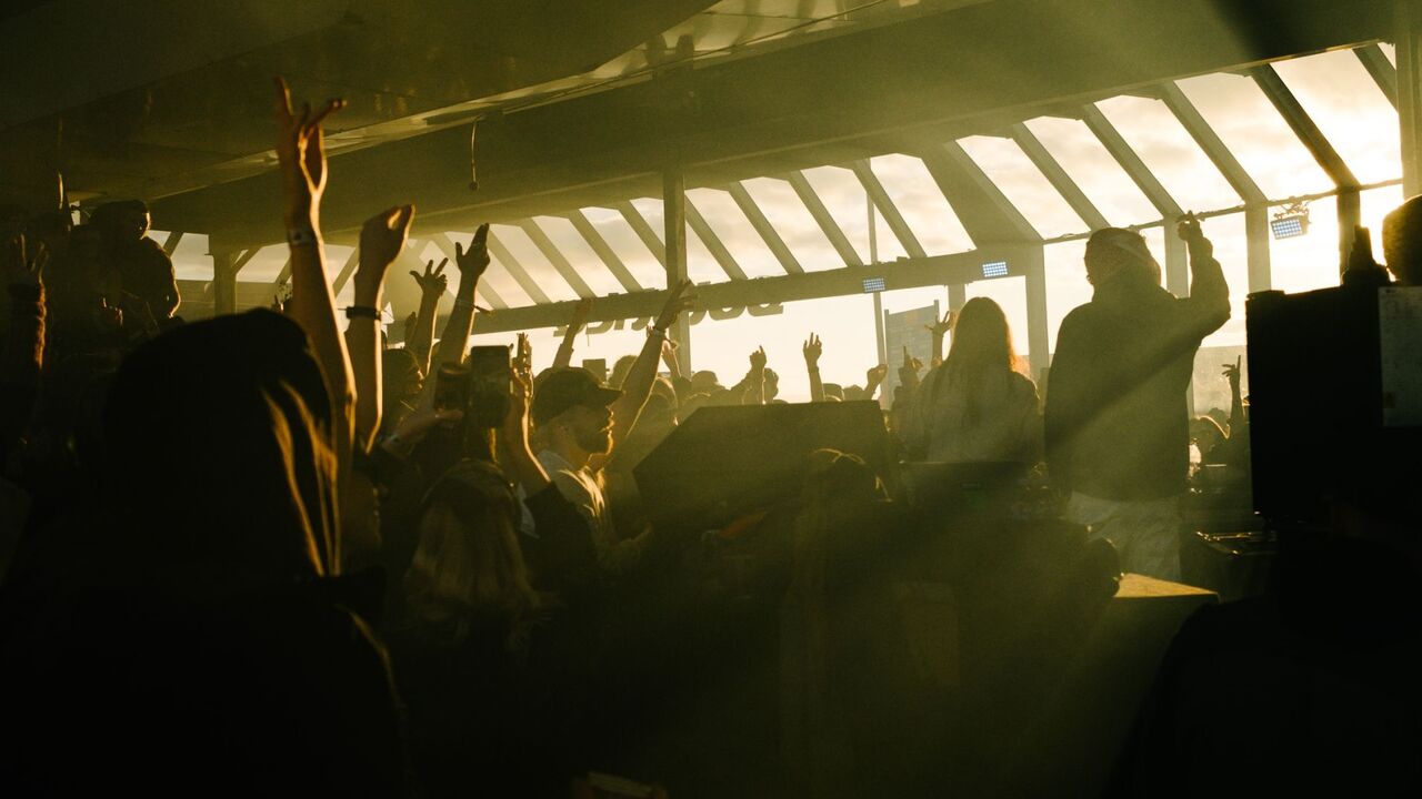 Feestende mensen tijdens het Finse festival solstice