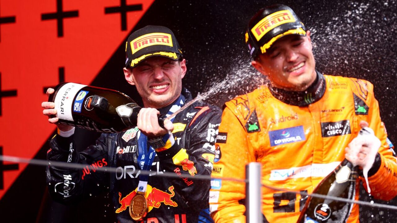 Max Verstappen en Lando Norris vieren samen feest op het Podium van de Grand Prix van Emilia Romagna