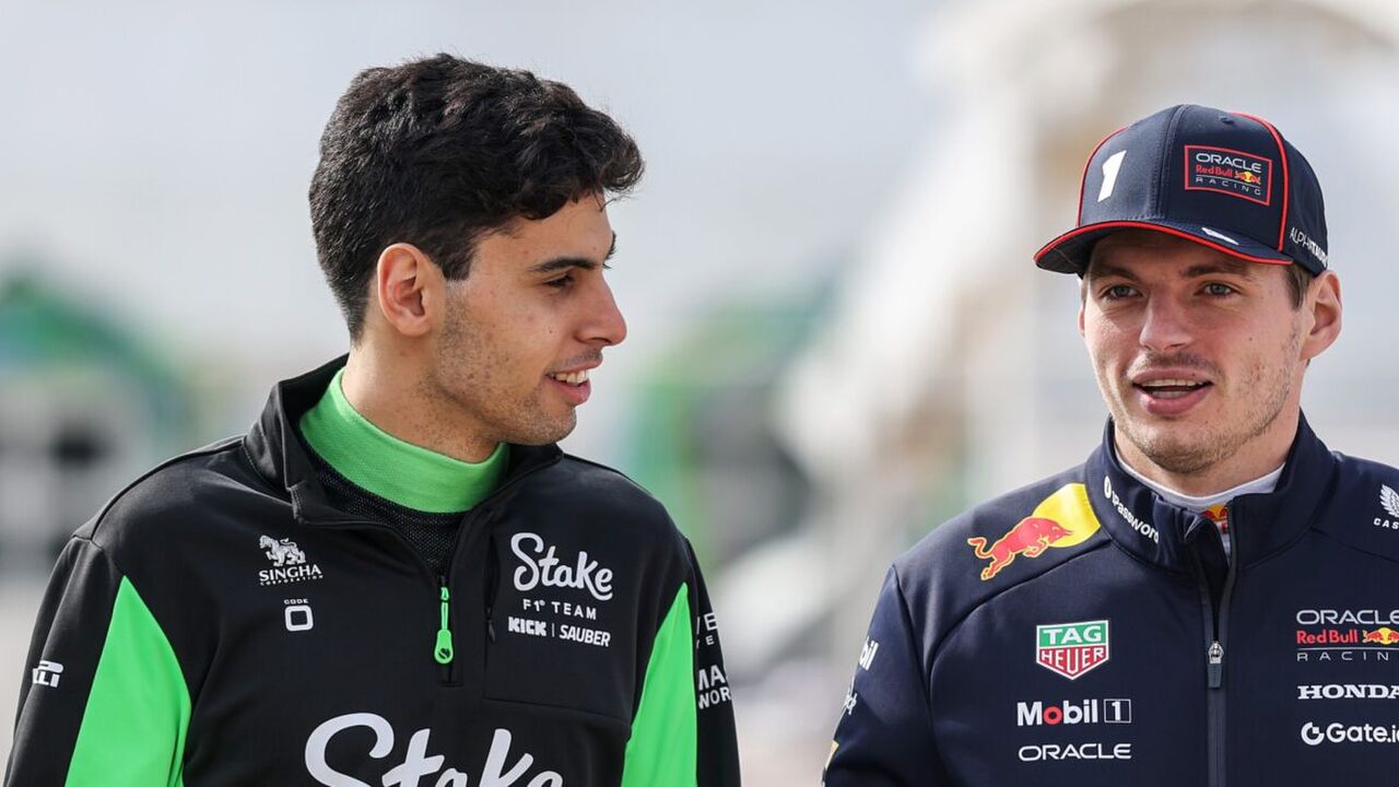 Gabriel Bortoleto kletst met Max Verstappen in de Formule 1-paddock