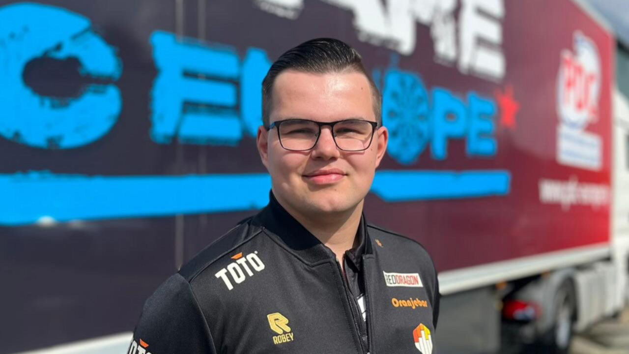 Gian van Veen poseert voor de persfoto van zijn sponsorverplichtingen