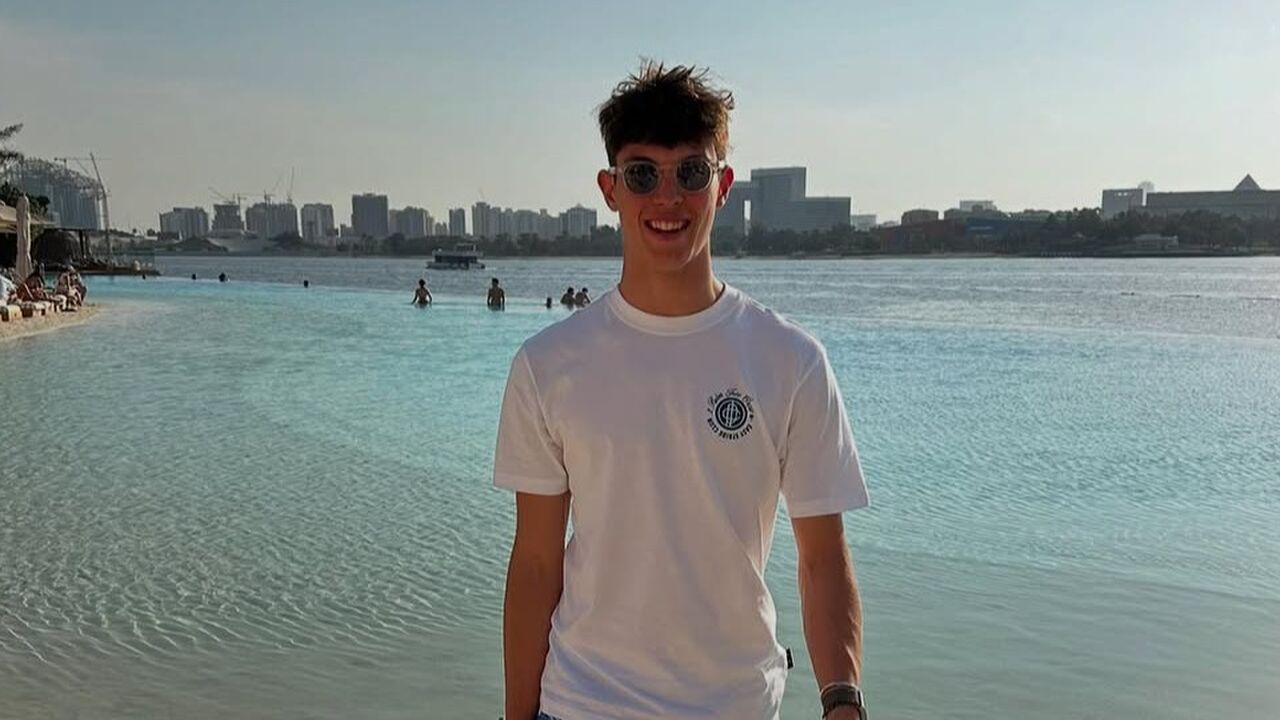 Oliver Bearman die tijdens de winterstop van Formule 1 geniet op het strand